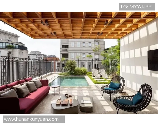 泳池装修设计指南:打造完美户外水景与舒适游泳环境的必备技巧